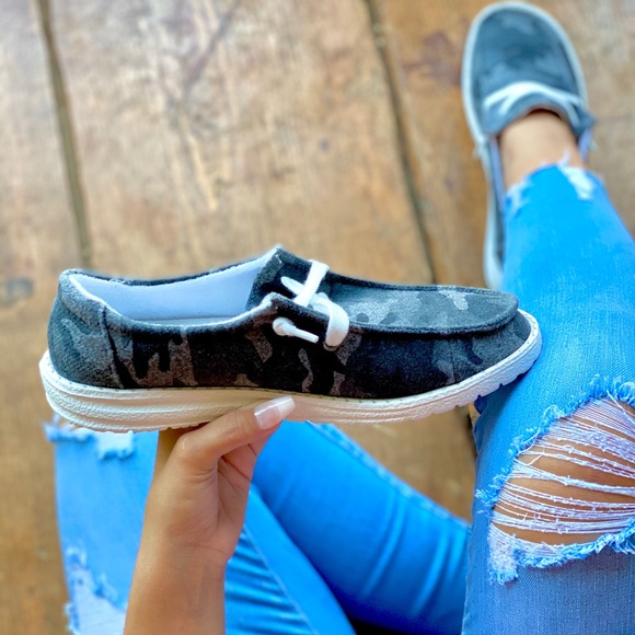 🚨RESTOCKED🚨Gray Camo Slipons - Picture 10 of 10